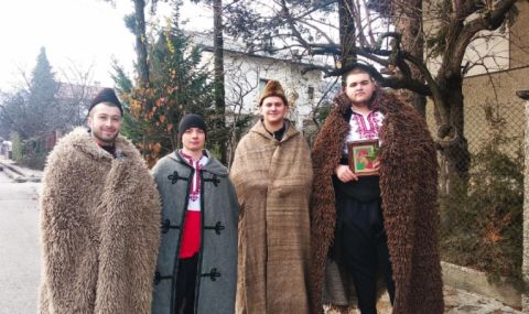 Коледарите в Банско поеха в студа