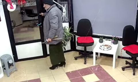 Мъж с пола и високи токчета обра фризьорски салон във Варна (ВИДЕО)