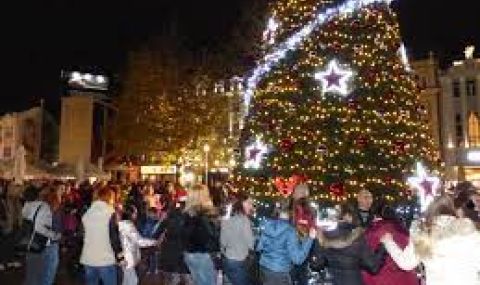 Пореден вандалски акт: Прерязаха кабелите на коледната елха в Пловдив