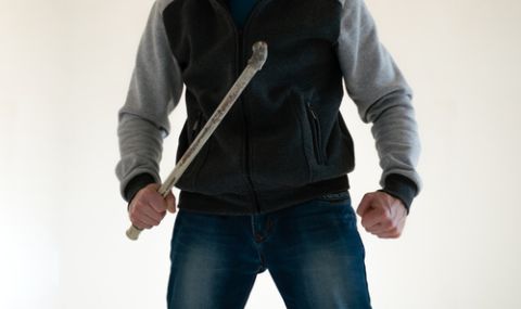 След пиянски запой: 19-годишен преби с дървен кол възрастен мъж в Пловдивско