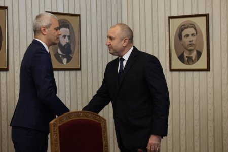 Радев пита „Възраждане“ биха ли подкрепили кабинет, Костадинов заговори за „скрит, пълзящ преврат“