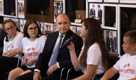 Северна Македония разследва среща на Румен Радев с македонски деца