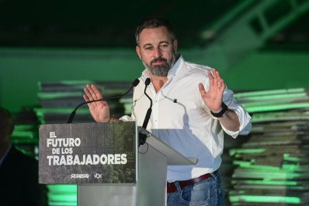 Испанците гласуват на избори, които могат да върнат крайната десница във властта