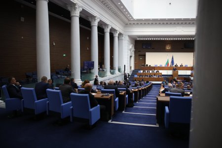 Дебат в парламента по вота на недоверие заради енергетиката (на живо)