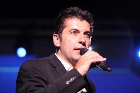 Кирил Петков: Министър Тагарев се справя много добре