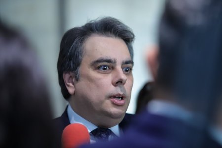 Асен Василев: Засега няма да местим датата за приемане на еврото
