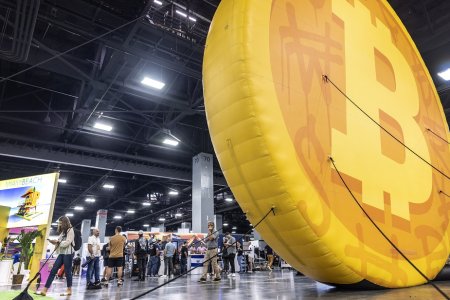 Биткойнът премина границата от 70 000 долара