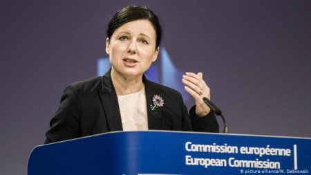 Еврокомисар: Путин действа в ЕС чрез парламентарно представени партии