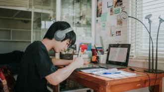 Учим, но не разбираме? Нови инструменти срещу старата криза в образованието