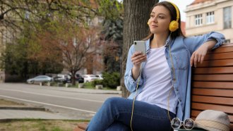 С библиотека в джоба – аудиокнигите си пробиват път в книжната индустрия