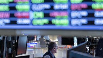 Пазарите изтриха загубите след шока от митата на Тръмп, но рисковете остават