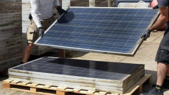 В бума на солари и батерии за ток, строежът им поскъпва заради вдигната екотакса