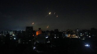 Иран отвърна с масирана ракетна атака срещу Израел