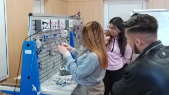 От класната стая до завода: решение на кадровата криза чрез дуално образование