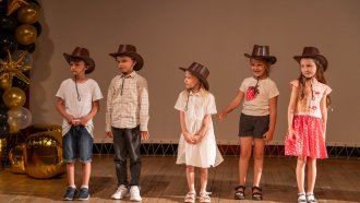 103 деца във Варна завършиха 4. клас в „Новото украинско училище“