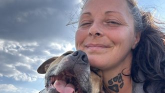 Без ток и вода, но с любов: 150 кучета и една жена с мисия