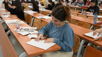 Министърът обеща сваляне на драстично скочилите такси за платено висше образование