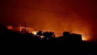 Пожарът на Крит е извън контрол, жители и туристи са евакуирани