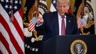 Тръмп размахва „митническата тояга“ към БРИКС:  „Никой не може да си играе игрички с нас“