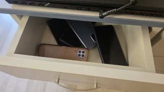 „Спящите“ из чекмеджета мобилни устройства могат да завъртят икономиката