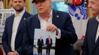 Тръмп показа обща снимка с Путин и даде отсрочка на Русия от „няколко седмици“