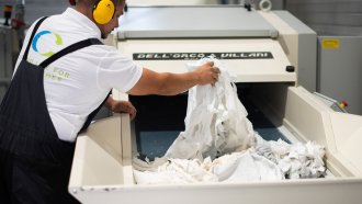 Отвъд контейнера: Във Варна стар текстил дава живот на нови дрехи