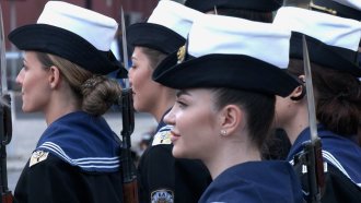 Европа разчита все повече на жените за отбраната си, но предразсъдъците остават