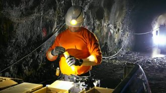 Слагай взрива и НЕ бягай: Иновативният добив в „Челопеч“