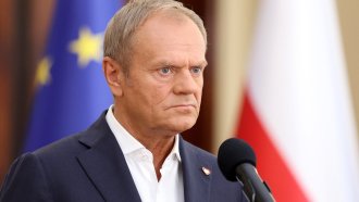 Яхти и солариуми с европари клатят полското правителство