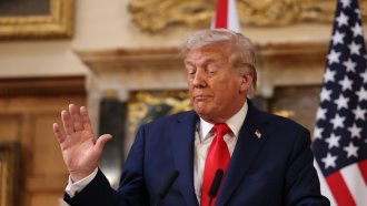 Тръмп иска да се отнемат лицензите на телевизии, които го критикуват