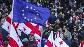 Опозицията щурмува президентския дворец в деня на местните избори