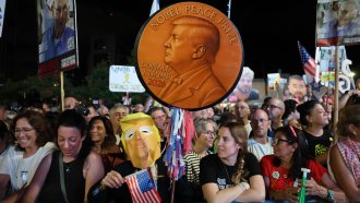 „Благодарим ти,Тръмп!“ Стават чудеса, заложниците се връщат, каза Уиткоф пред огромен митинг в Тел Авив