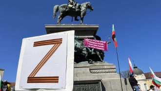 Десетки военни надгробни плочи са осквернени с руски пропагандни символи в Берлин