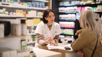 „Обадих се на 50 аптеки преди да намеря лекарството“. Как Eвропа се бори с недостига на медикаменти