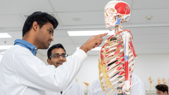 „Във факултета не говорят английски“: Проблемите на чуждестранните студенти в България