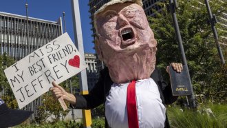 „Без крале“: Масови анти-Тръмп демонстрации в САЩ (снимки)