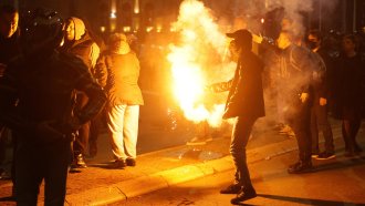 Сбиване, димки и гладна стачка пред сръбския парламент