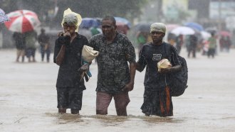 Броят на жертвите при наводненията в Югоизточна Азия достигна 321