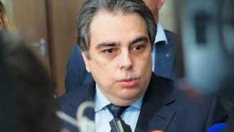 Асен Василев: Фалиралите “Булгартабак“ да не упражняват меринджейските си способности върху „Лукойл“
