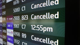 Хиляди полети в САЩ са отменени, оставени без заплати авиодиспечери не ходят на работа