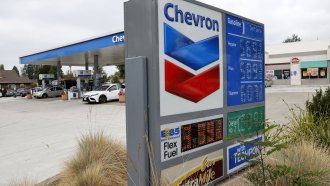 „Шеврон“ проучва опции за купуване на активи на „Лукойл“