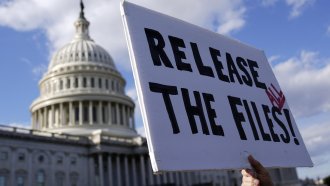 „100 или повече републиканци“ в Камарата на представителите биха гласували „за“ публикуване на досиетата „Епстийн“