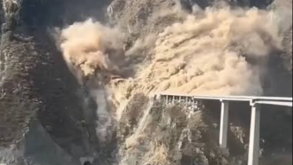 Частично се срути наскоро открит мост в Китай