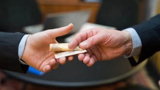 Европа губи битката с корупцията