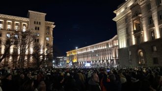 Десетки хиляди протестираха с викове „Оставка!“. Провокатори атакуваха полицията с колчета и пътни знаци