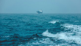 Танкер от руския „сенчест флот“ със 100 000 тона петрол се носи неуправляем в Средиземно море