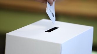 Ръчното броене на разписките от машинното гласуване засега остава